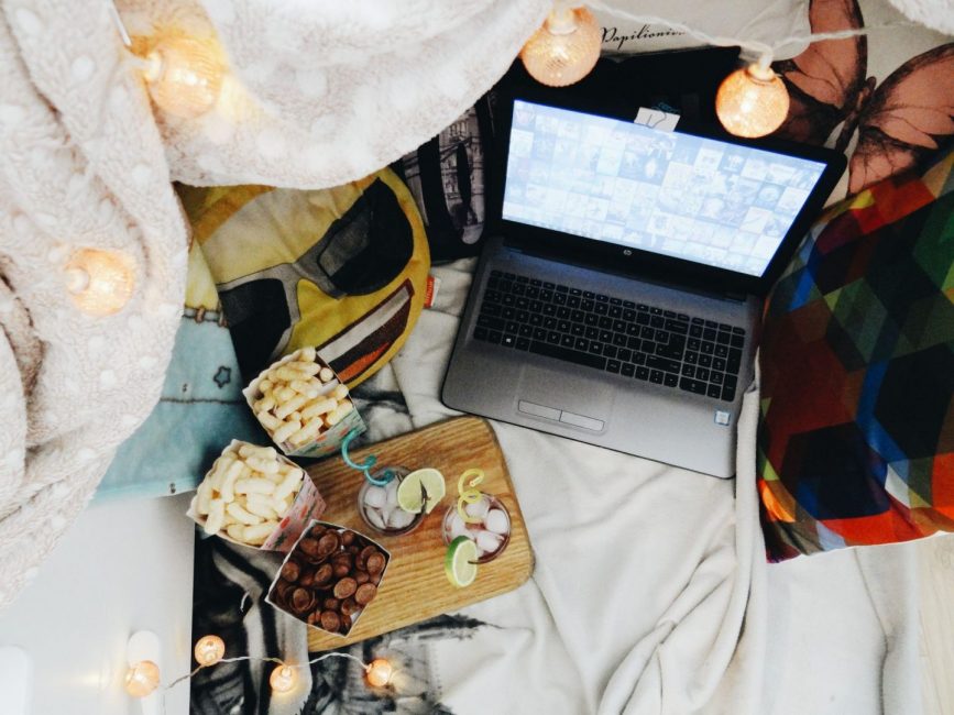 How To Throw A Perfect Movie Night | movie night ideas, outdoor, inside | www.thenerdyme.com